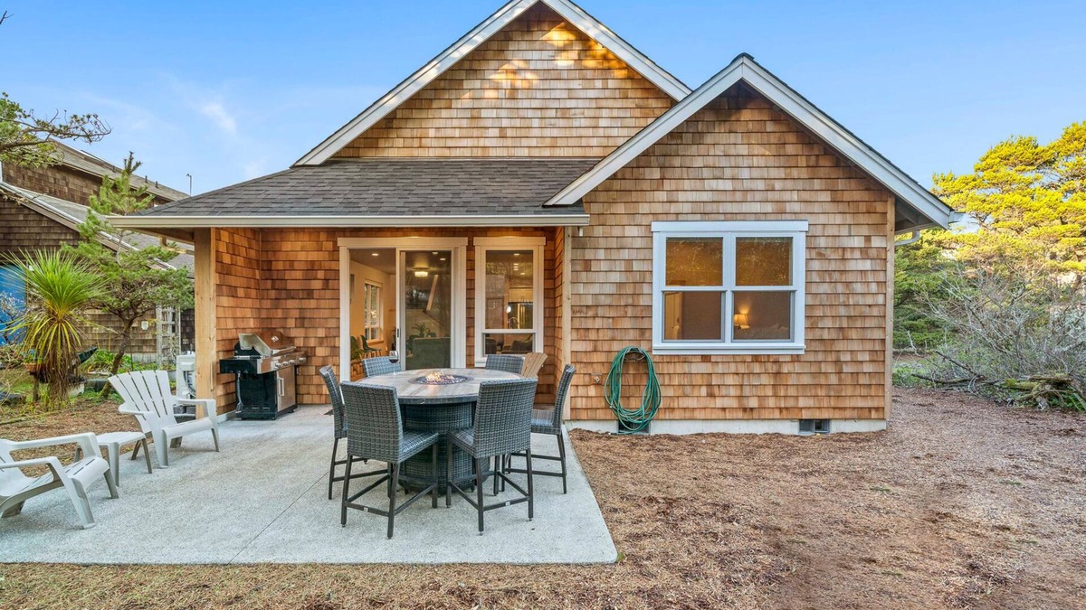 Manzanita House | Gorgeous newly built home/Dog Friendly/Close to the Beach