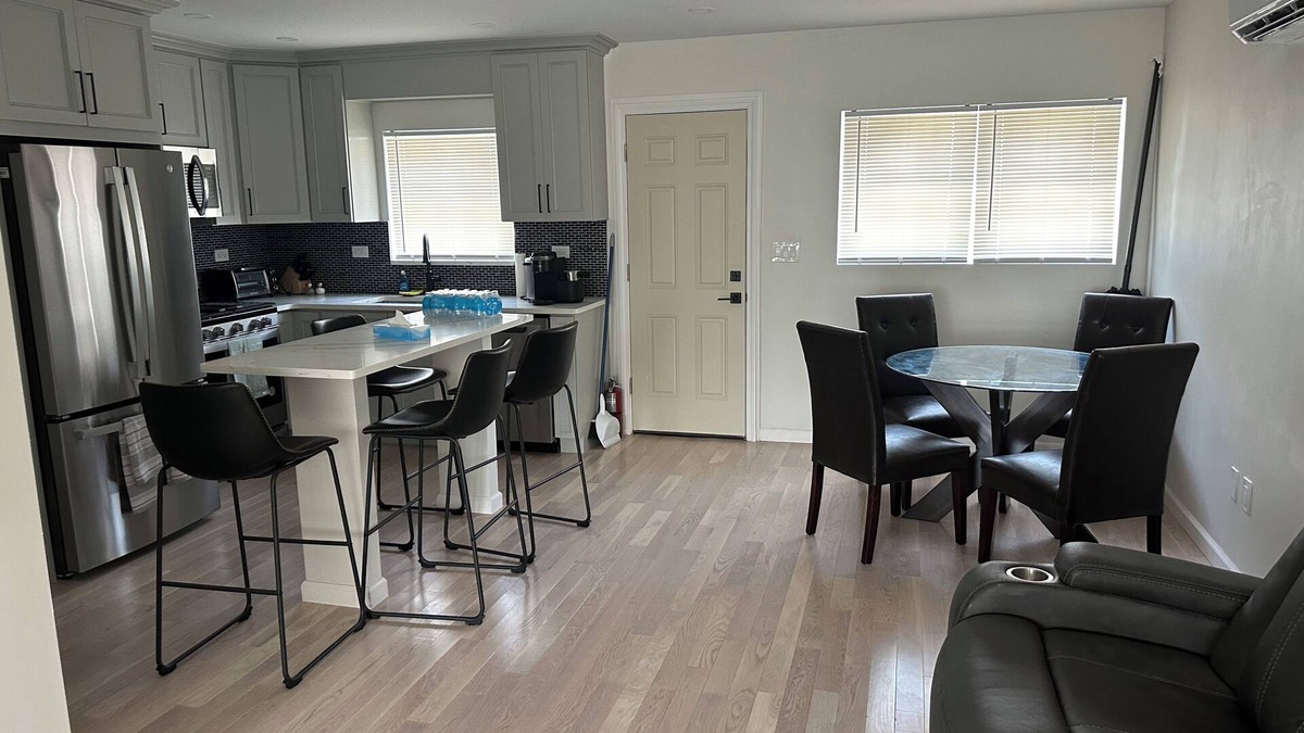 South Side House | Gorgeous newly renovated 3 bedroom house in Mount Vernon AC WiFi high end apln