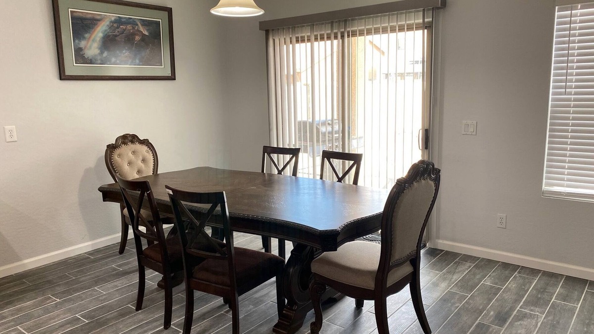 Casa Grande House | Gorgeous newly renovated Bungalow beside the park!