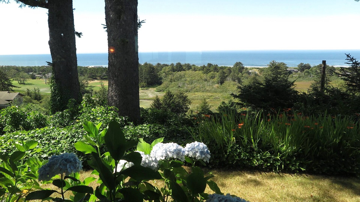Neskowin Cottage | Gorgeous Ocean View! Private. Cozy Comfort.