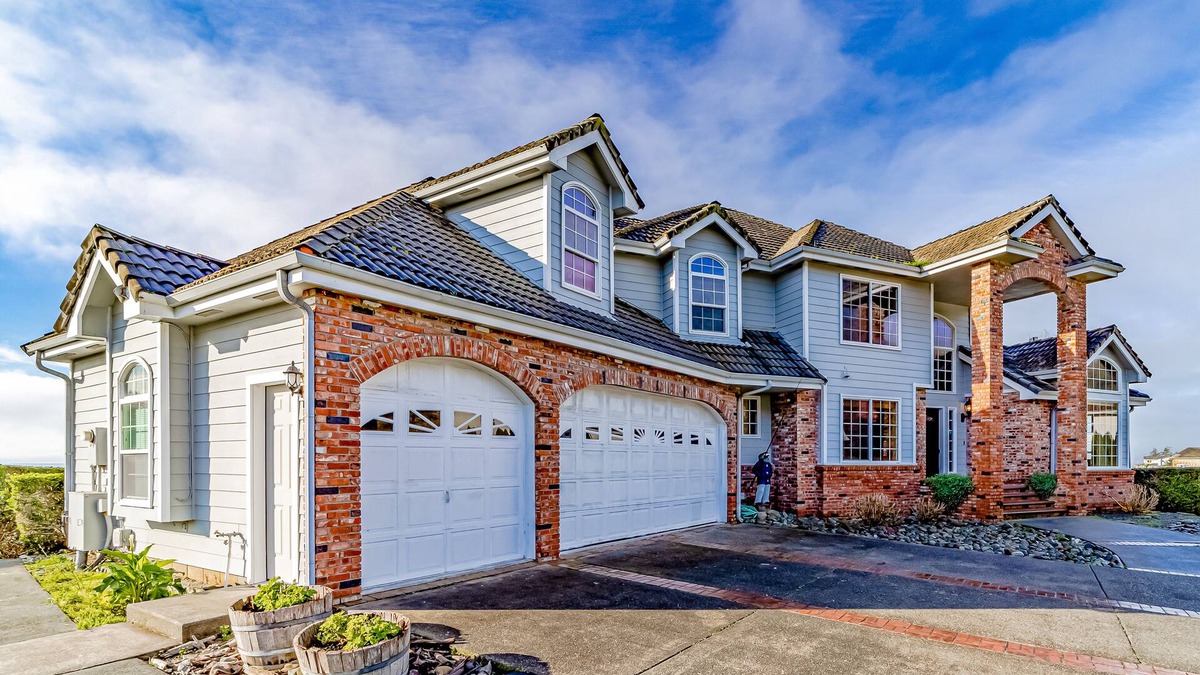 Brookings House | Gorgeous oceanfront estate with amazing views & hot tub - steps to quiet beach