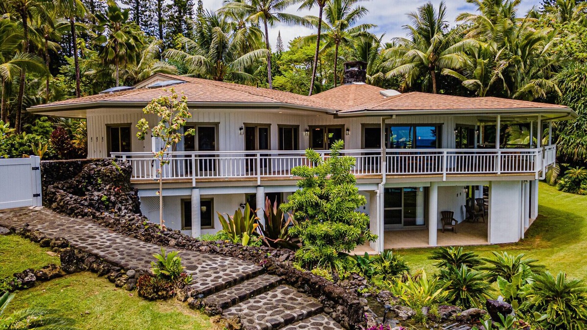 Kapoho House | π΄ Gorgeous Oceanfront Luxury Retreat π private pool, black sand beach, pond, AC