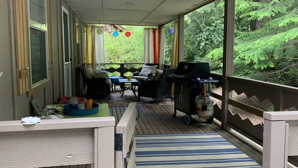 Burley House | Gorgeous open concept. King, queen and bunks. Kayaks, games, videos. Family fun!