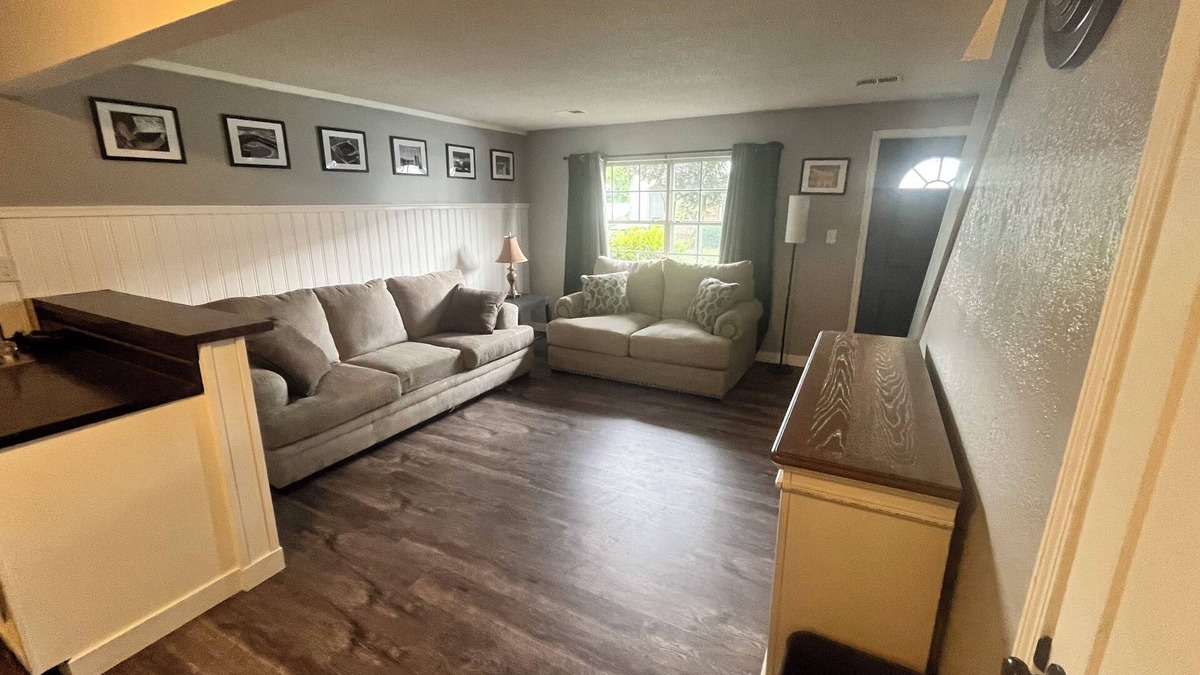 Independence House | Gorgeous, Pet Friendly and Completely Remodeled 2 Bedroom condo in Independence