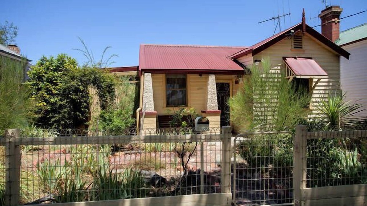 Bendigo House | Gorgeous, pet friendly, family sized cottage in the perfect location.
