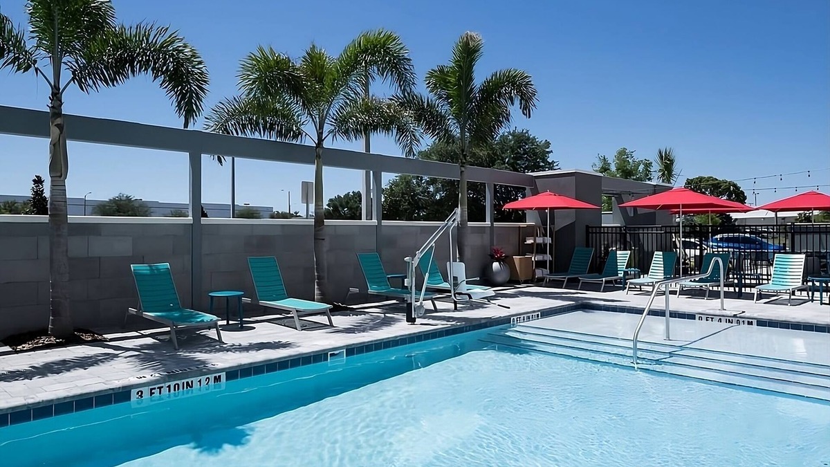 Airport North Hotel | GORGEOUS PET FRIENDLY SUITE! FREE BREAKFAST & POOL