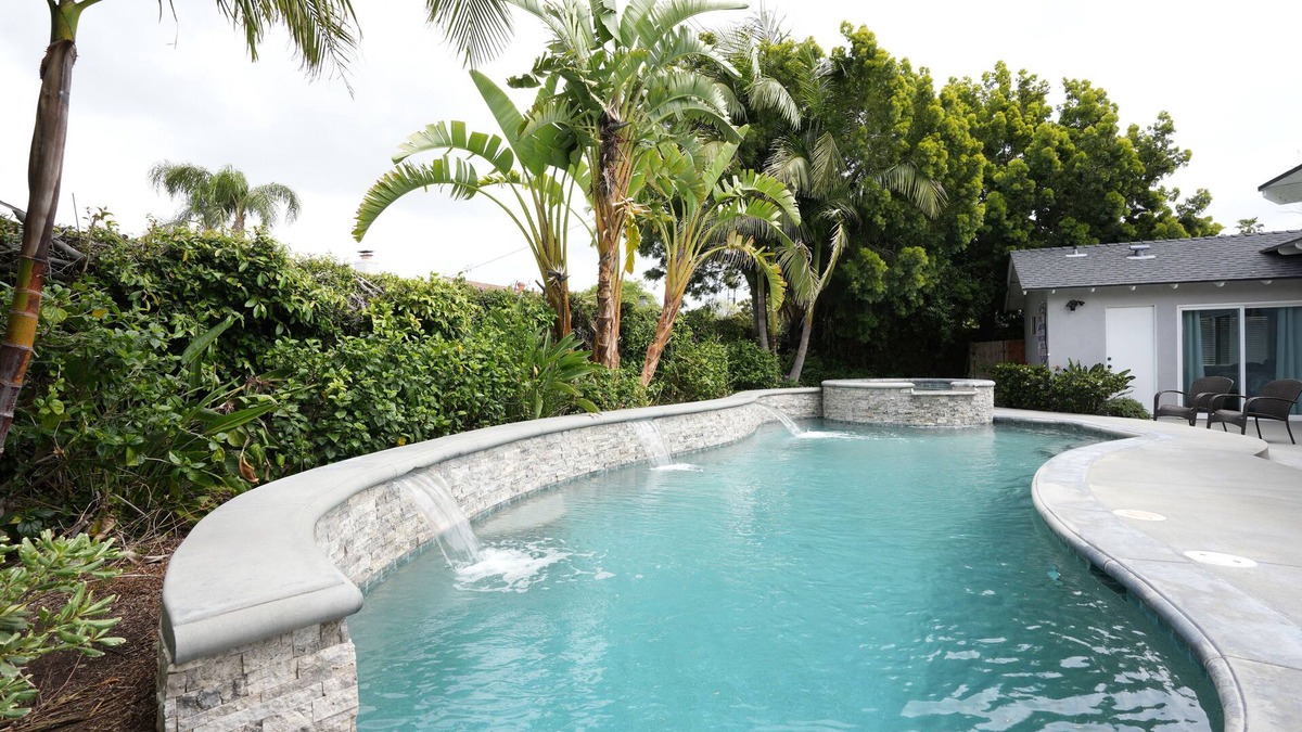 Orange House | Gorgeous Pool/Jac Home: 2 Ensuites & Game Room