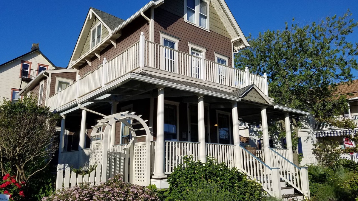 Ocean Grove House | GORGEOUS PRIVATE BEACH HOUSE. BEACH LOCKER & 4 PASSES. WALK EVERYWHERE!