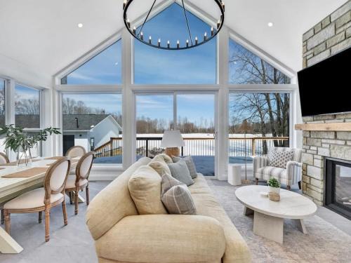 Mississippi Mills House | Gorgeous private retreat with hot tub