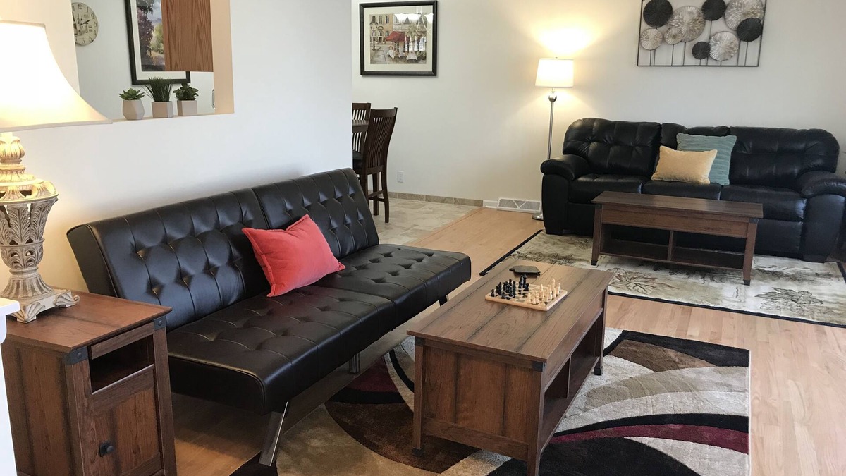 Racine House | Gorgeous! Professionally Cleaned, Self Check In - Sleeps 12