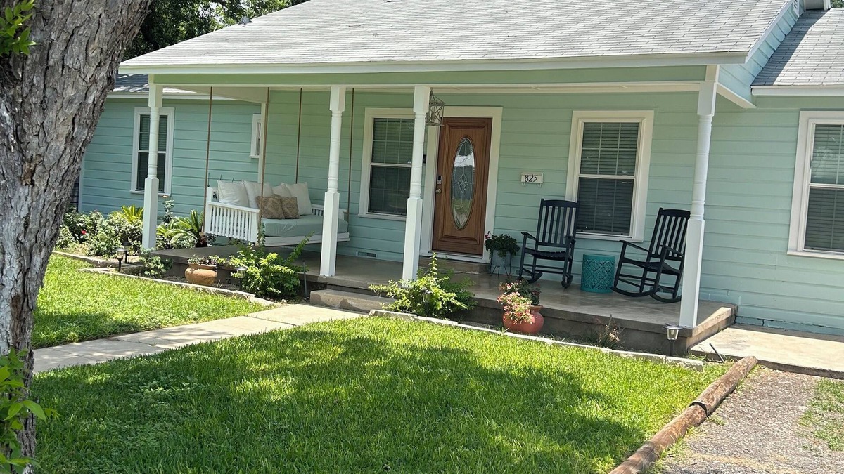Uvalde House | Gorgeous quiet and cozy 3 bedroom/2 bathroom home awaits you!