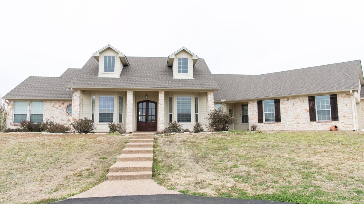 McLennan County House | Gorgeous Ranch House on 18 acres
