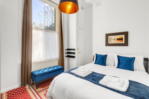 Golborne Apartment | Gorgeous Regal Flat in London