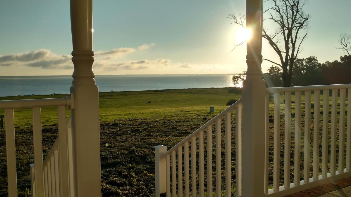 Surry House | Gorgeous River Views/Private Beach - Peaceful Country Home close to Williamsburg