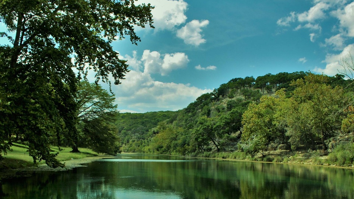 Hunt House | Gorgeous Riverfront Home! Sleeps 16! A View from every window!
