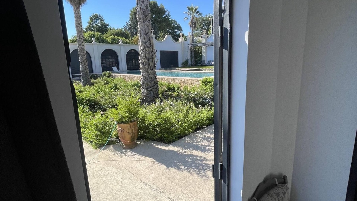 Aix-en-Provence House | gorgeous room.marble bathroom.vue.pool.palmgroove