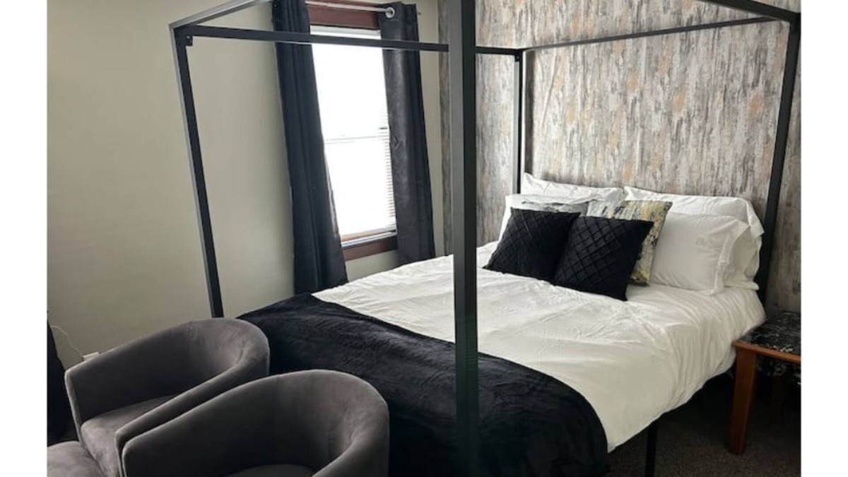 Warren Apartment | Gorgeous room next to Trumbull!