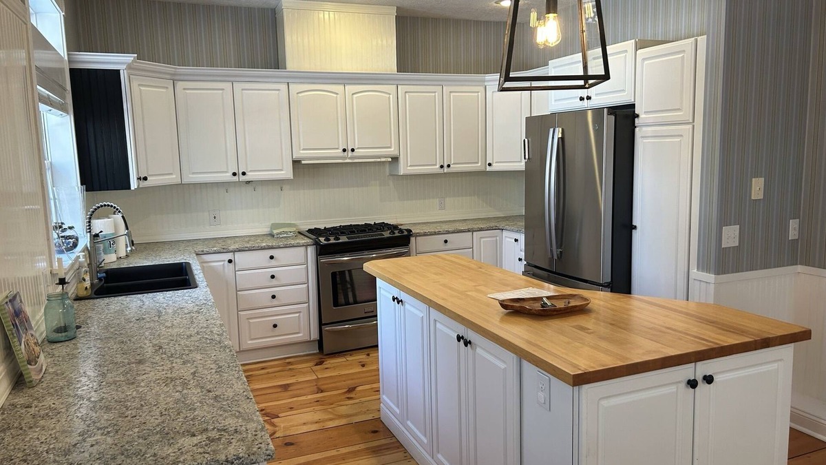 Sunset House | Gorgeous, Roomy and Quiet - North End Villa