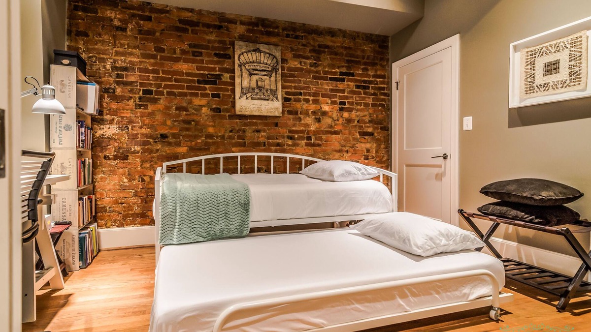 Foggy Bottom House | Gorgeous Row House 4 BR w/ 2 Parking! Walk to Metro & DC Monuments!