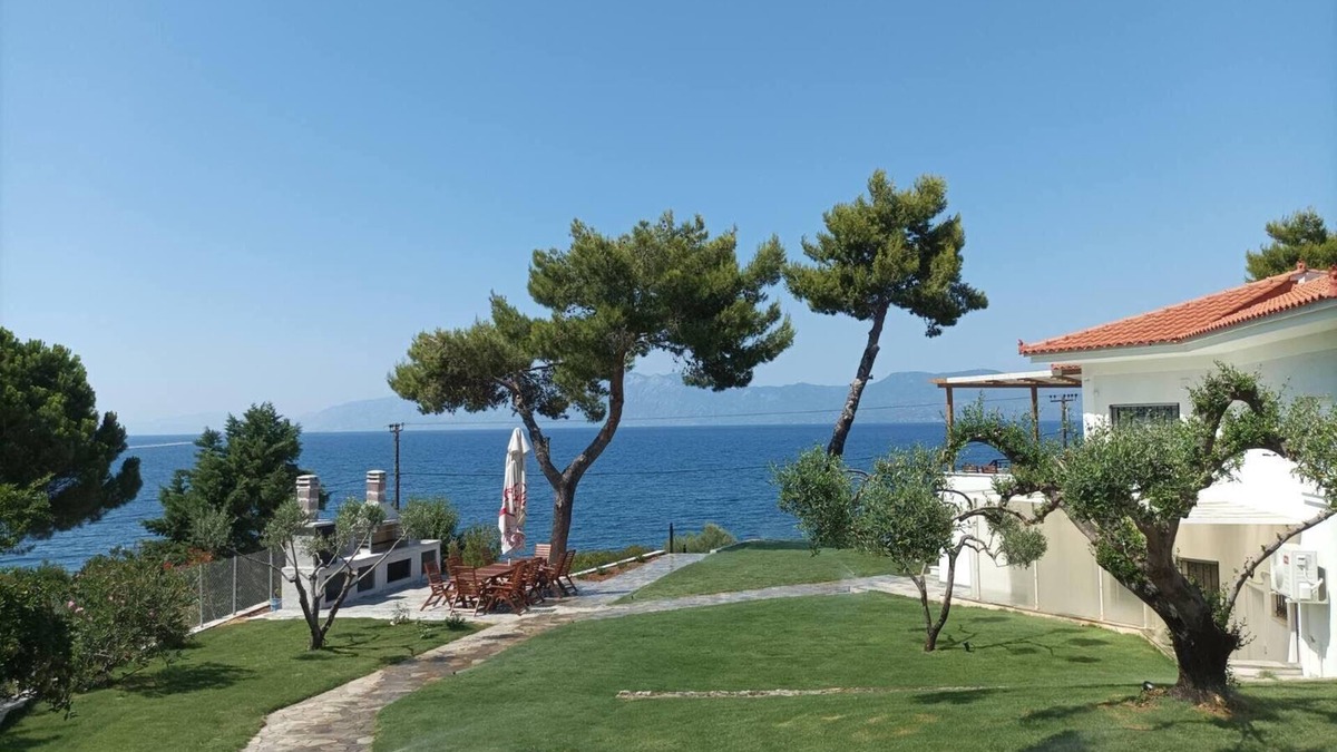 Chalcis Villa | Gorgeous sea shore villa