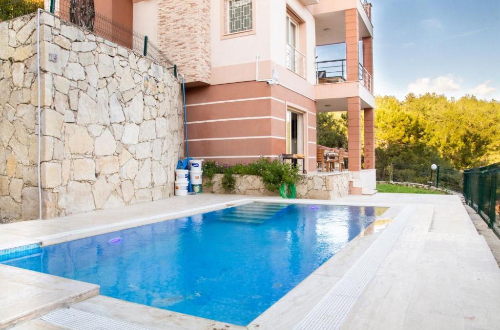 Sogucak Apartment | Gorgeous Separate Villa with Pool in Kusadasi