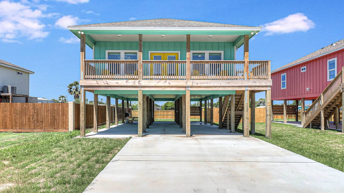 Aransas Pass House | Gorgeous side-by-side beach houses with furnished decks, AC, & full kitchens