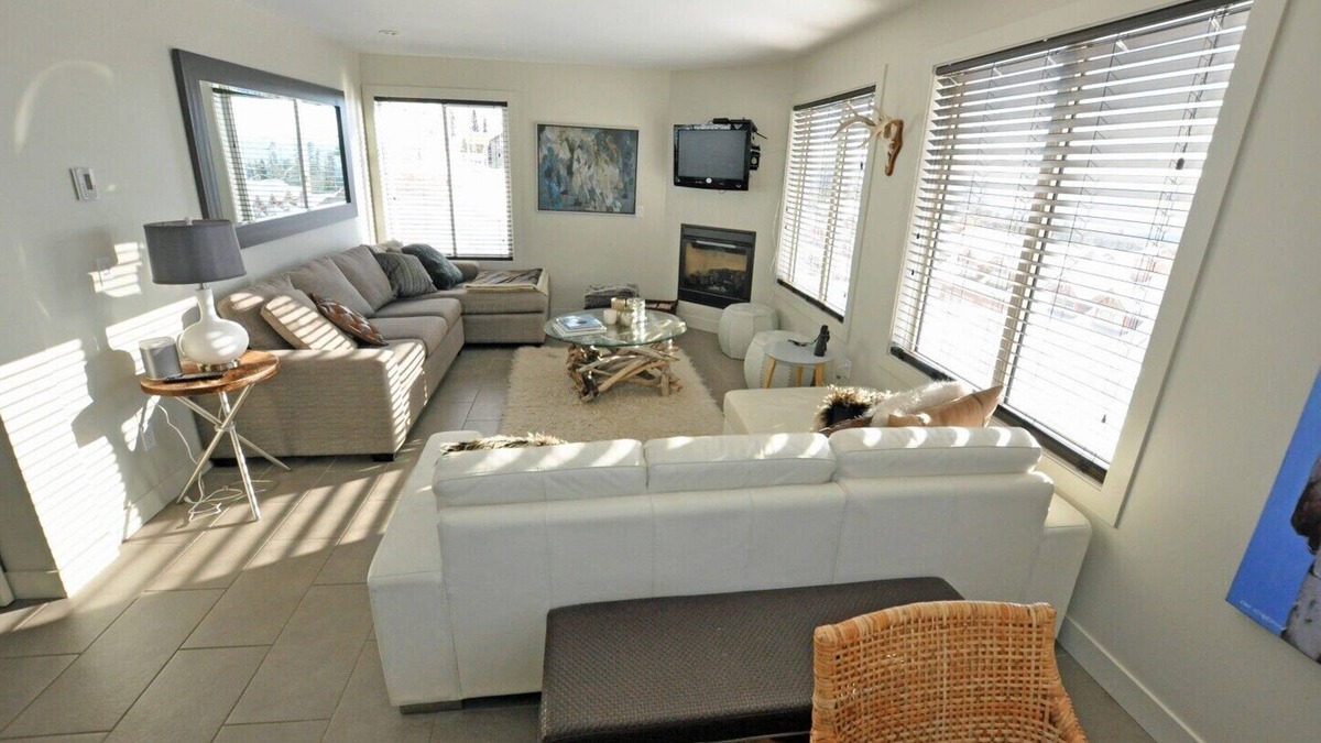 Big White Ski Resort Condo | Gorgeous ski in/ski out home, central to the village in Plaza on the Ridge.