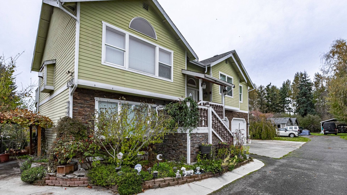Tukwila House | Gorgeous, spacious 2 floor home 3.5 miles from Airport