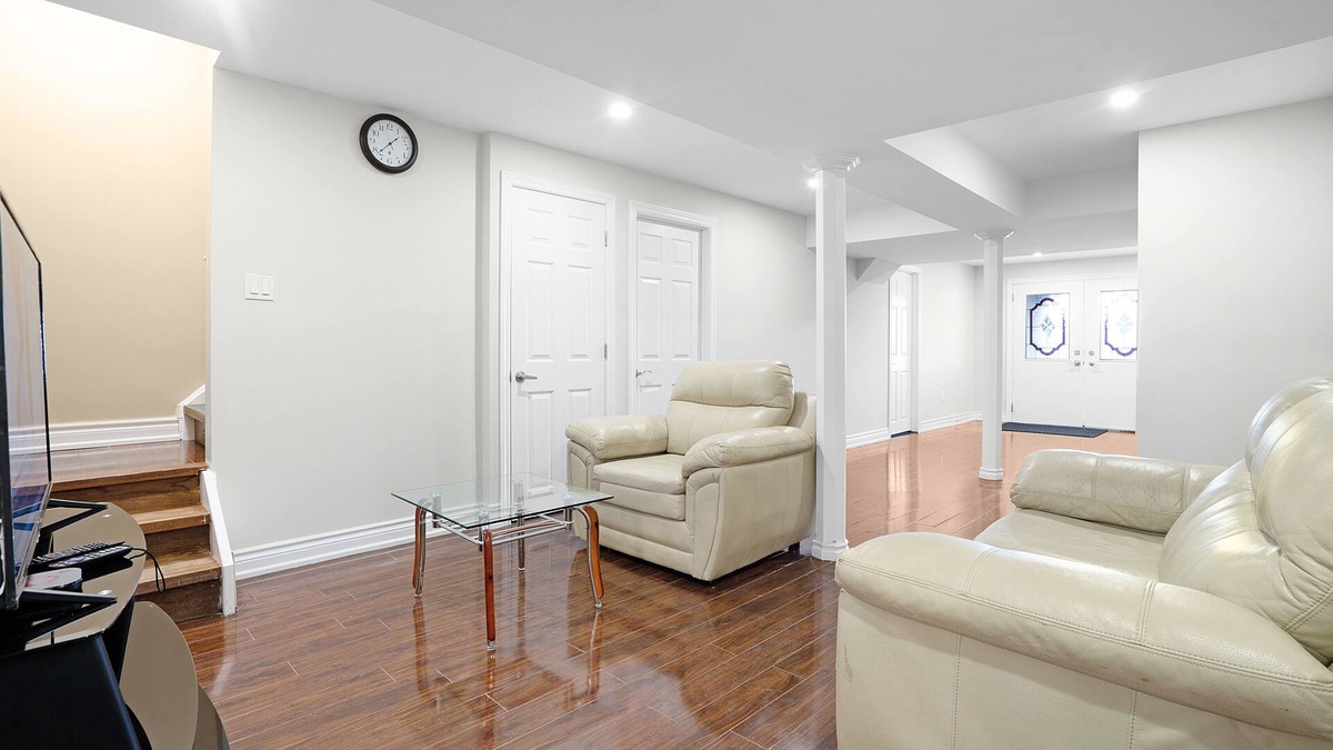 Durham Region House | Gorgeous,spacious and bright 3 bedroom Walkout Basement!