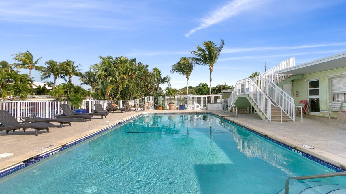 Ocean Ridge Apartment | Gorgeous studio with pool 200 meters from the beach