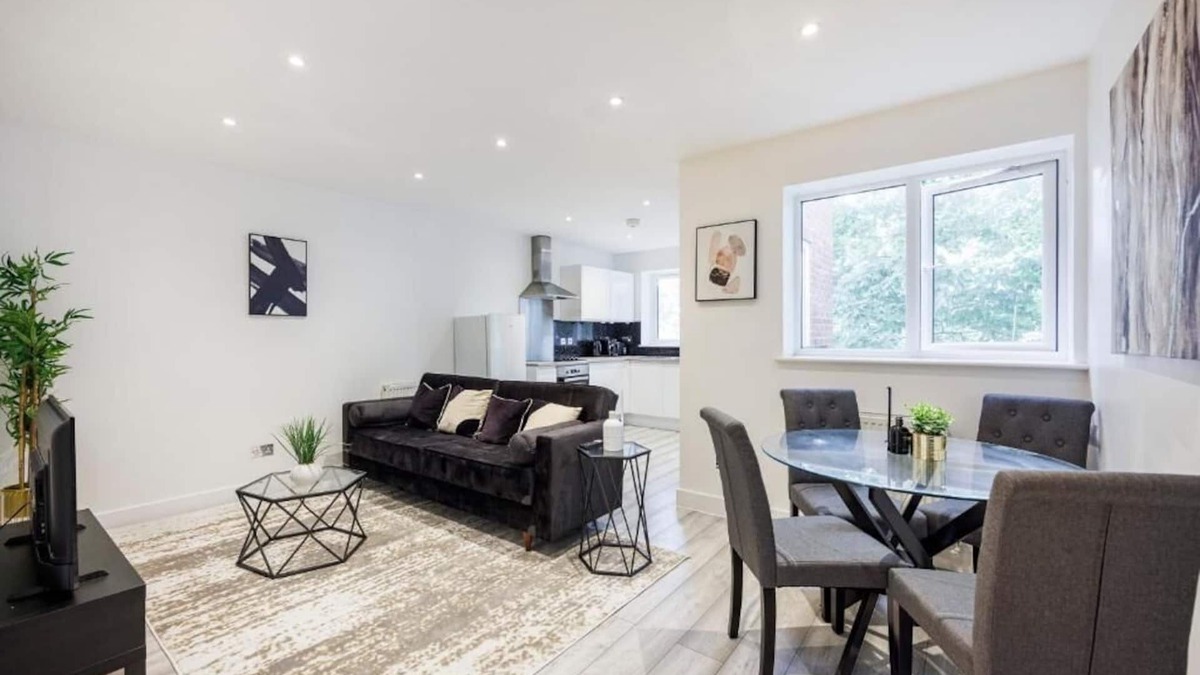 Southend-on-Sea Apartment | Gorgeous & Stylish 1BR City Centre Nr High Street by Luxiety Stays