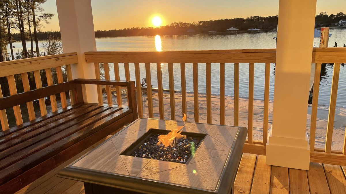 Elberta House | Gorgeous Sunset Views, Private Beach and Boat Slips