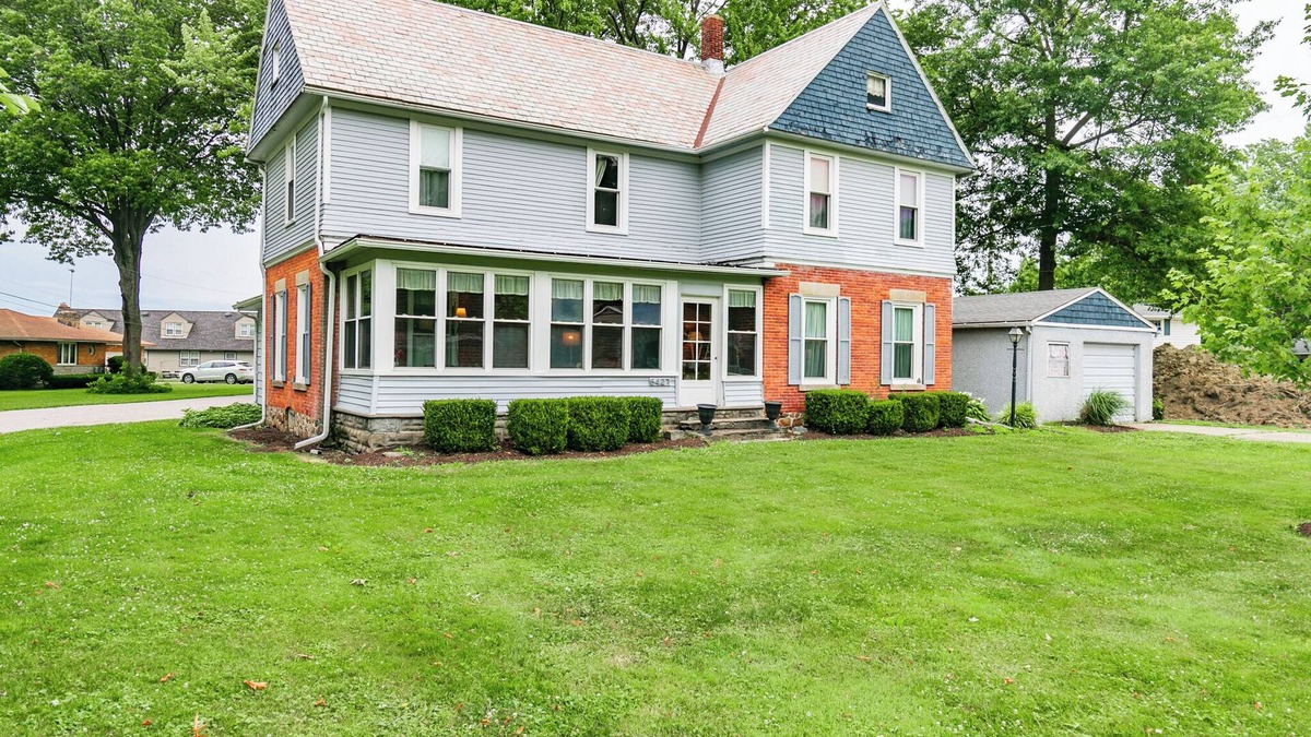 Ashtabula House | Gorgeous Sunsets at this 5 bedroom Lakeside Retreat - Pearl Beach Lakehouse