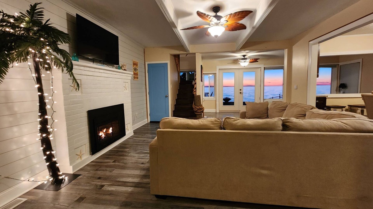 Valley Lee House | Gorgeous Sunsets & Waves Heard From Bed. Why Wait?