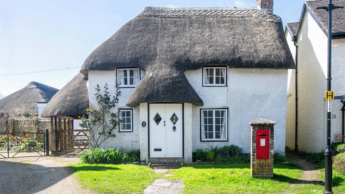 Bere Regis Cottage | Gorgeous thatched cottage in Purbeck - ideal for family holidays
