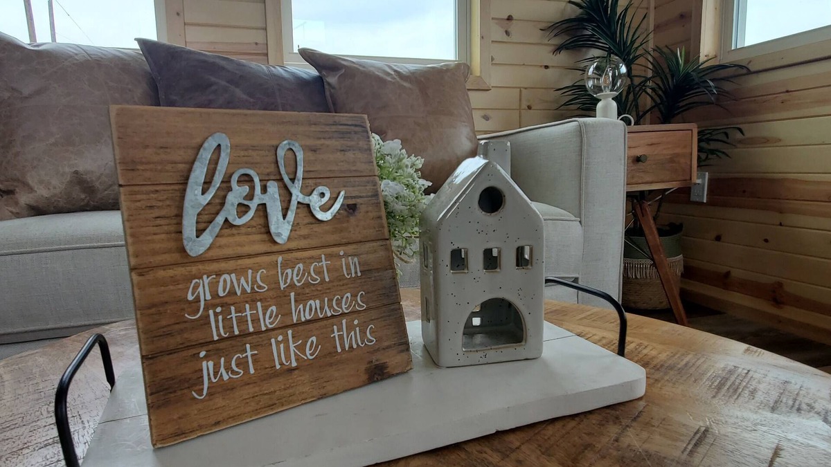 McNeil Cabin | Gorgeous tiny home cabin!Perfect for couples, small families or business travel!