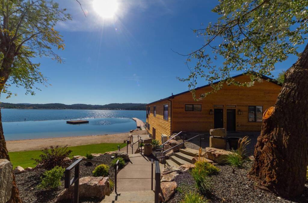 Valley House | Gorgeous Triplex Unit With Spectacular Lake Views!