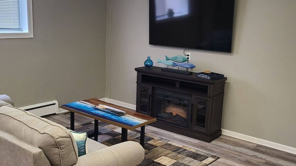 Port Washington Apartment | Gorgeous unit near Lake Michigan