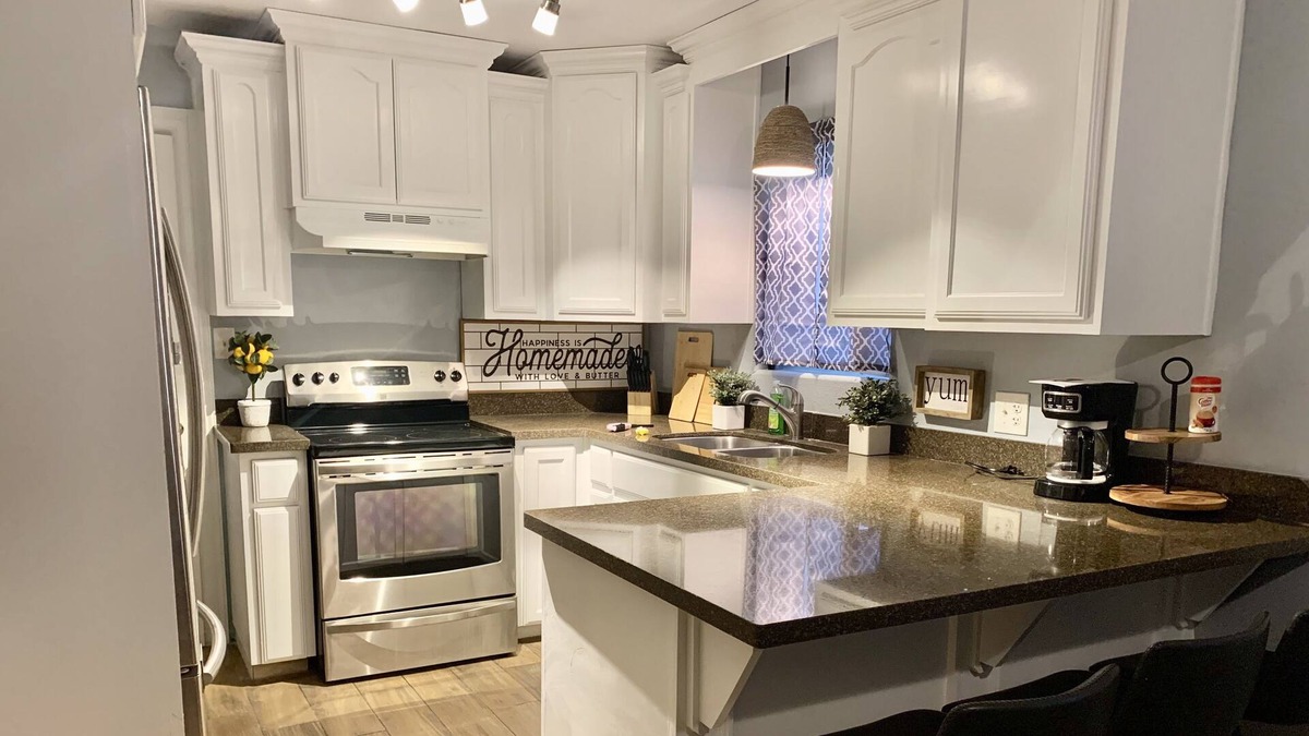 Mercedes House | Gorgeous upgraded entire house! Off expressway