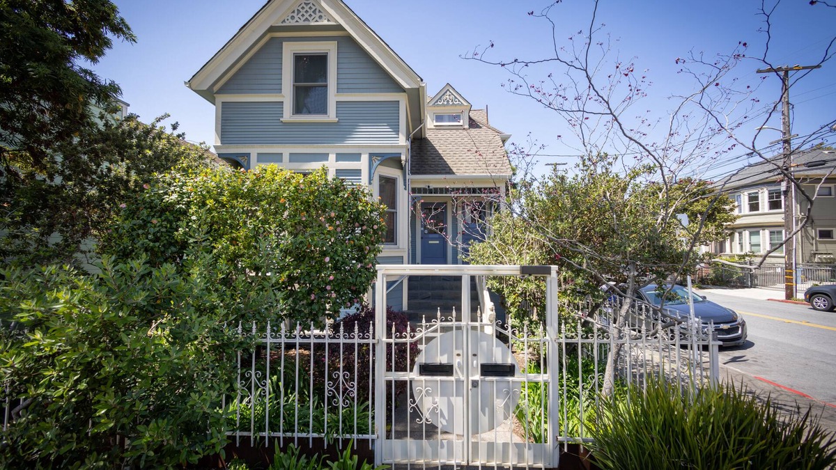 Downtown Berkeley Apartment | Gorgeous Upper Flat in Historic Berkeley Queen Anne Duplex