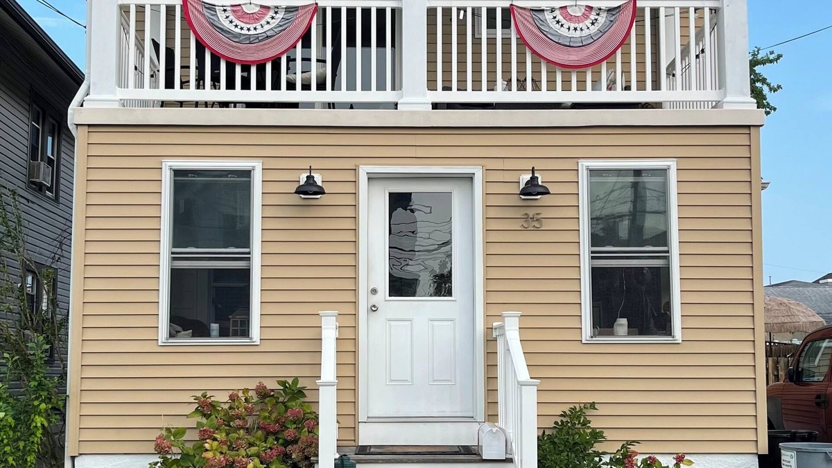 Gardens House | GORGEOUS UPSTAIRS, 2 FLR, 4 BR, 2 BA CONDO IN RELAXING GARDENS! DECK & BACKYARD