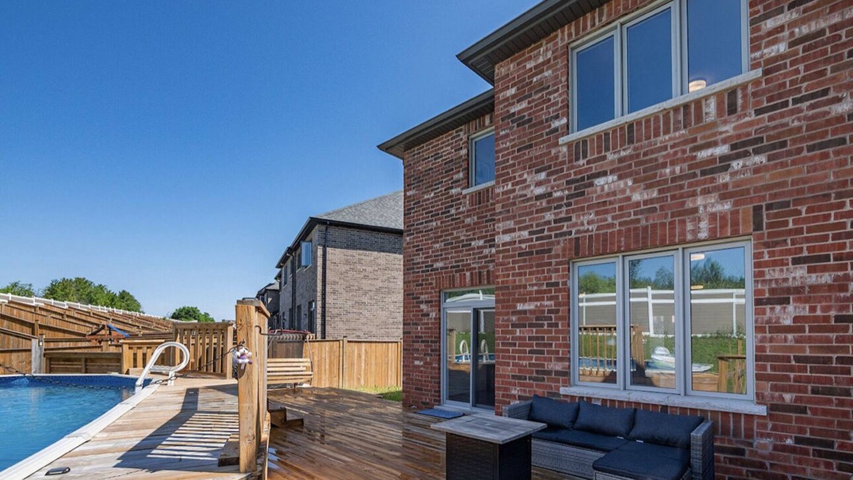Alcona House | Gorgeous Vacation Home Near The Beach!nstunning townhouse!
