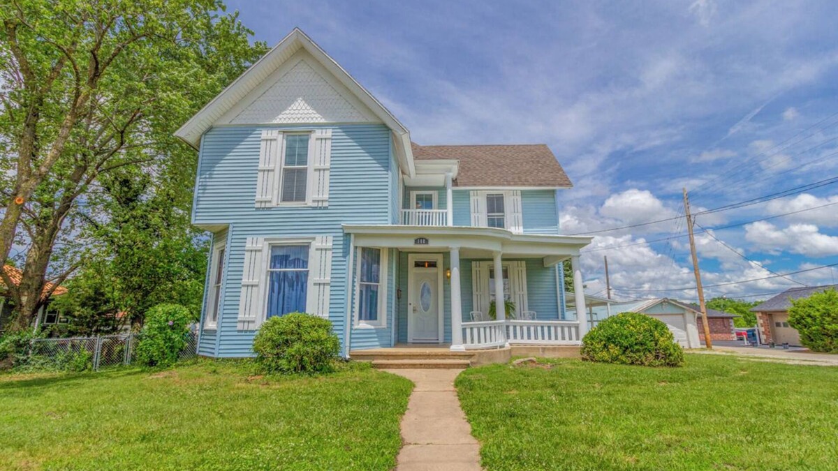 Lebanon House | Gorgeous Victorian home 40min from Lake Ozarks!