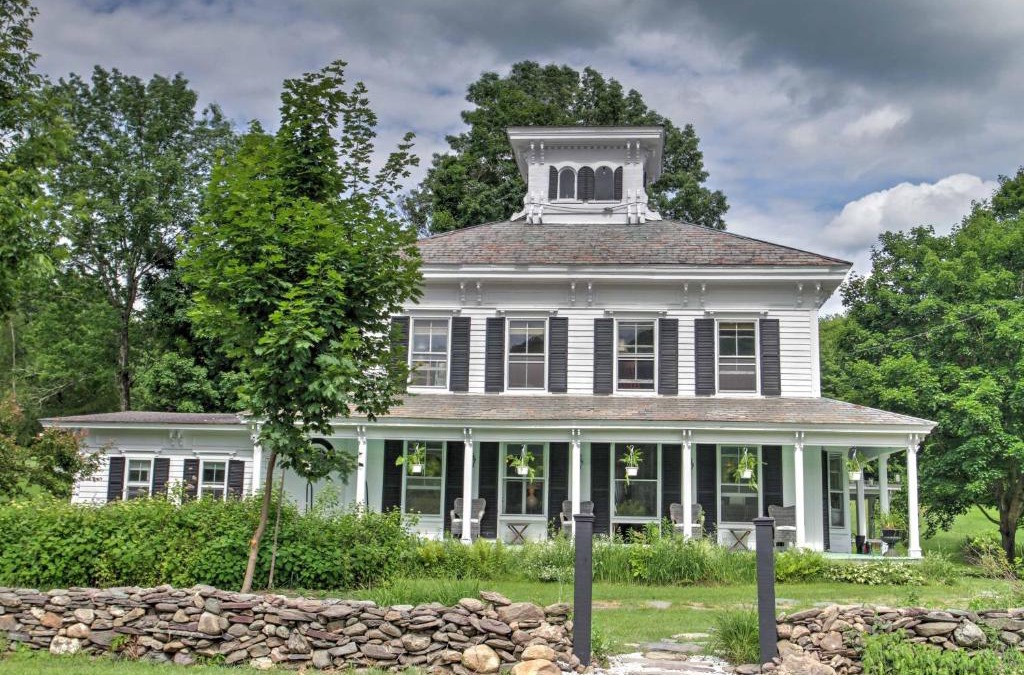 Rupert Villa | Gorgeous Victorian-Style House with Hilltop Pool!
