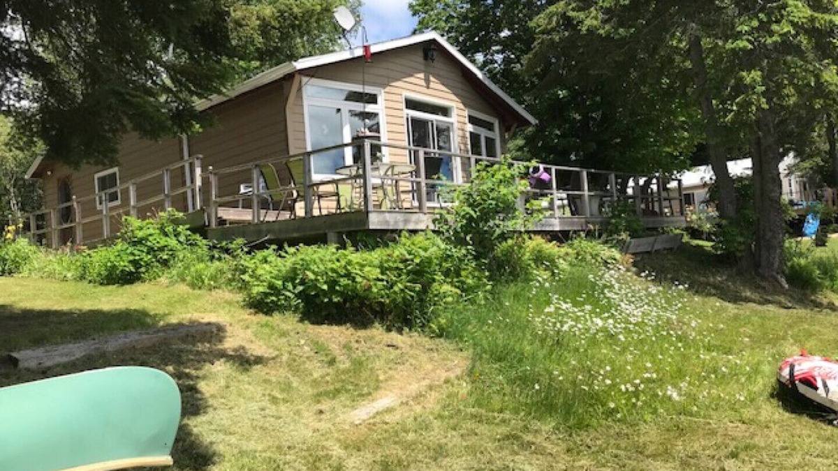 South River Cottage | gorgeous view, steps to lake, 2 canoes and paddle boat
