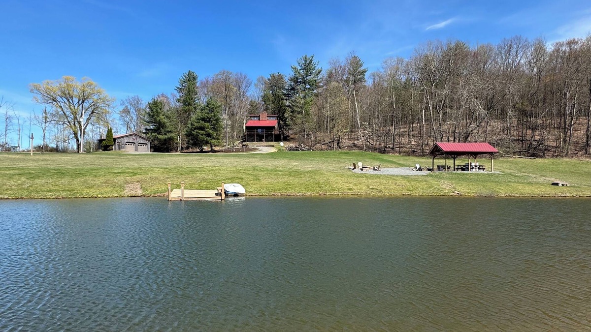 Camptown Cabin | Gorgeous views -Beautiful pond - Fishing- Swimming- Privacy -Pet Friendly-Hiking