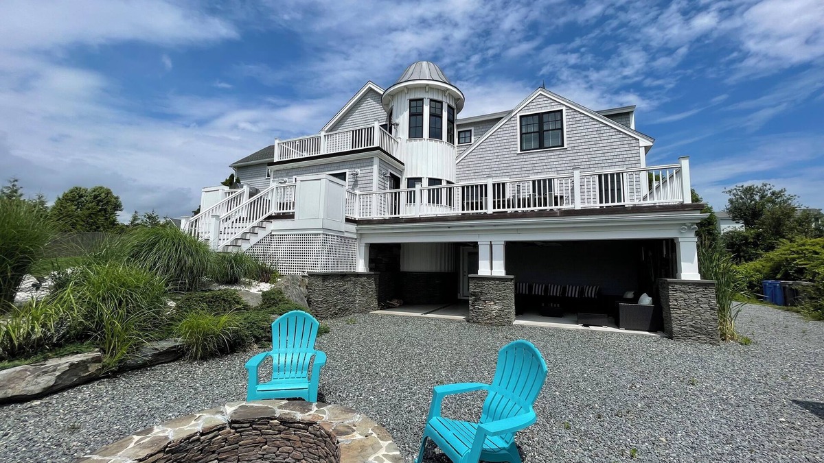 Newport East House | Gorgeous Views, Just Minutes From First Beach!