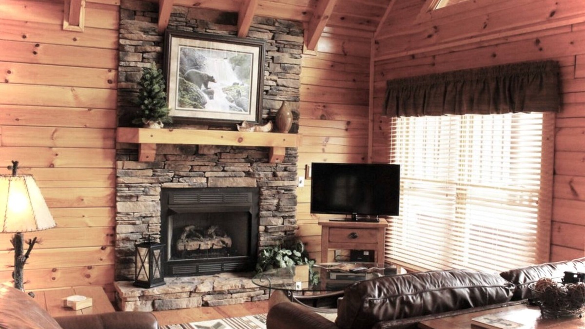 Gatlinburg - Pigeon Forge Cabin | GORGEOUS VIEWS of the SMOKIES ~ Centrally Located ~ Wifi ~ DreamBeds ~ Keurig