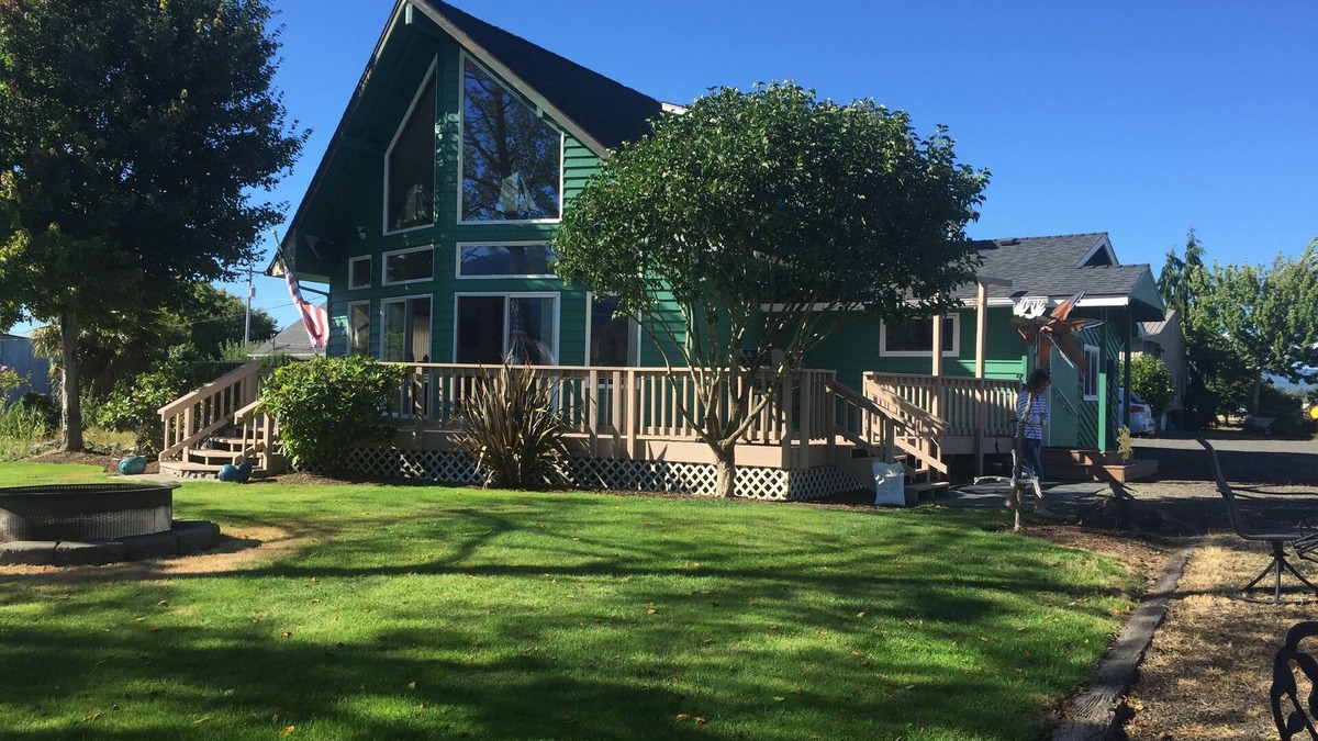 Cathlamet House | Gorgeous views w/dock on Columbia River. Big enough for the whole family!
