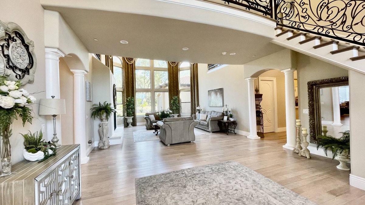 Loomis Villa | Gorgeous Villa In Upscale Neighborhood